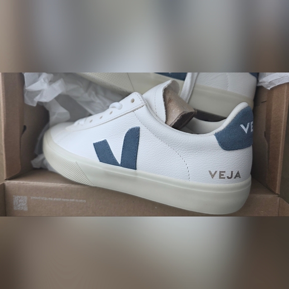 Veja White Sneakers with Blue Accents Size 7.5 NEW - Picture 3 of 8